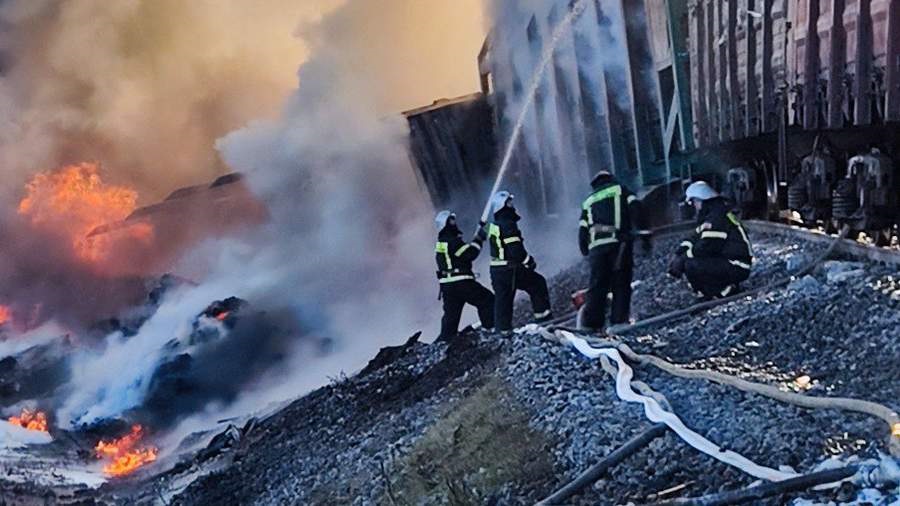 Под Смоленском загорелись 16 вагонов поезда из-за столкновения с грузовиком