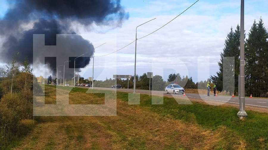В Смоленской области после ДТП загорелся поезд с топливом. Что известно