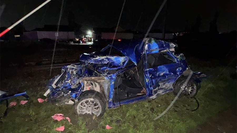 Пассажирский поезд столкнулся с автомобилем в Дагестане