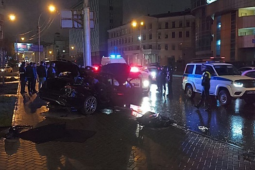 Момент смертельного ДТП попал на камеру наблюдения в центре Новосибирска