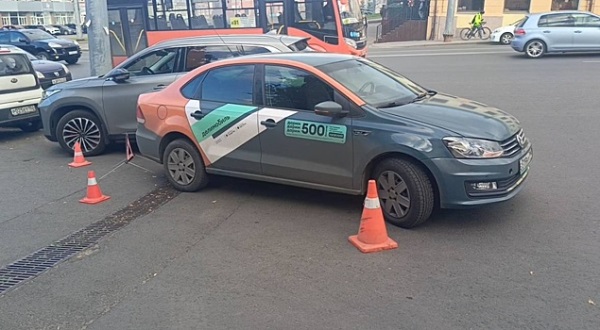 Автомобиль каршеринга наехал на женщину в центре Нижнего Новгорода