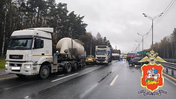 Водитель грузовика снес 5 машин на трассе «Крым» в Подмосковье: есть погибшие