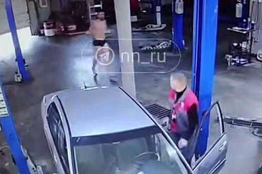 Полуголый россиянин сбежал с поста ДПС, прополз в автосервис и попал на видео