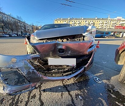 На Привокзальной площади не поделили дорогу две иномарки