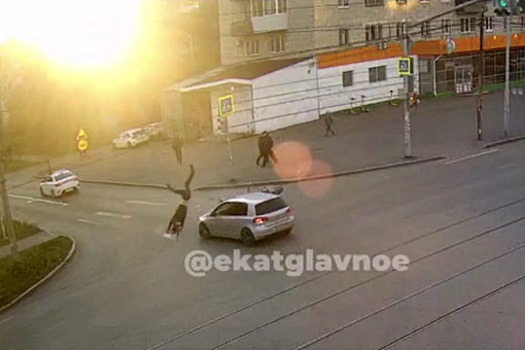 В Екатеринбурге на видео попало, как байкер сделал сальто в воздухе в момент ДТП