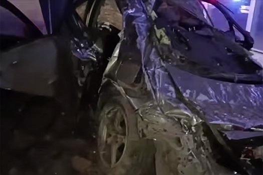 В Казани девушка на иномарке врезалась в бетонную опору, погибли три человека