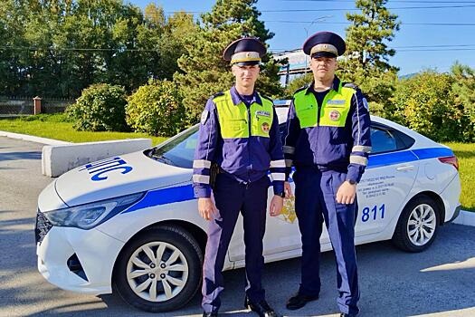 Полицейские Кузбасса помогли быстро добраться до больницы мужчине, который проткнул руку арматурой