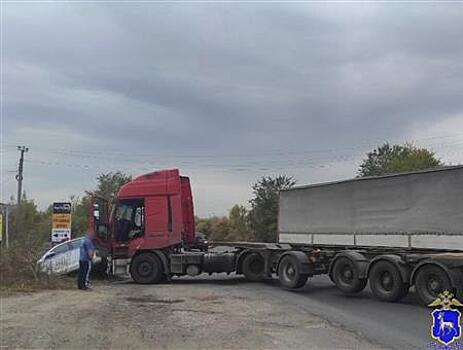 В Тольятти водитель фуры наехал на машину ДПС