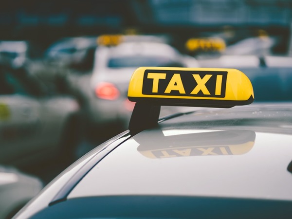 Самозанятых водителей хотят временно освободить от требований закона о локализации такси