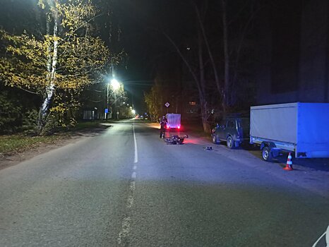 В Глазове 17-летняя девушка без прав врезалась в прицеп на мопеде