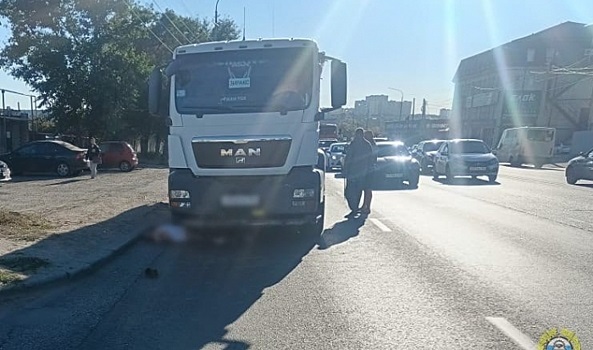 В Волгограде пешеход погиб под колесами грузовика