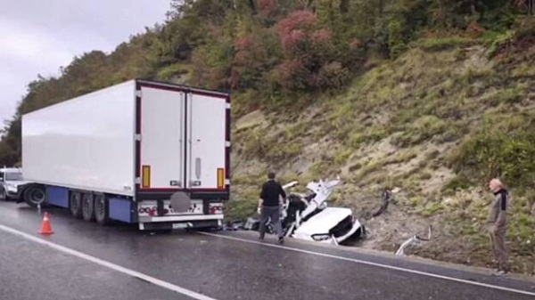 Двое детей и двое взрослых погибли в столкновении машины с фурой под Краснодаром