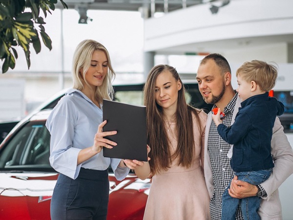 Многодетные семьи могут освободить от утильсбора при покупке семиместных автомобилей