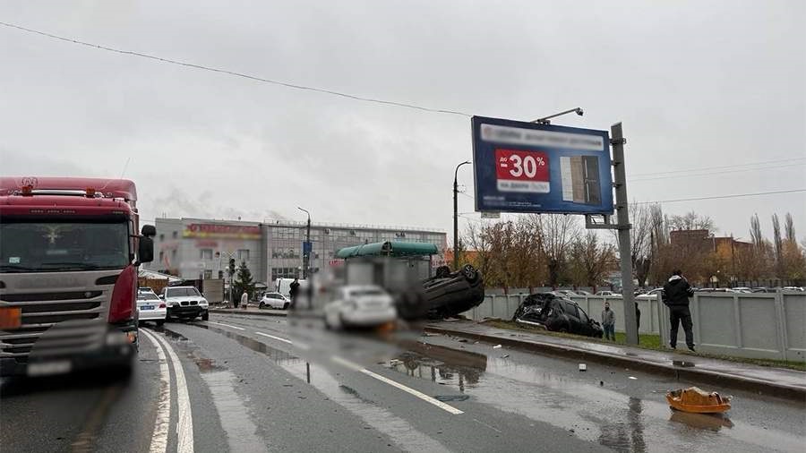 В Уфе произошло ДТП с участием грузовика и 11 легковых автомобилей