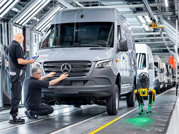 Mercedes-Benz наняла робособаку Boston Dynamics для контроля производства в Дюссельдорфе