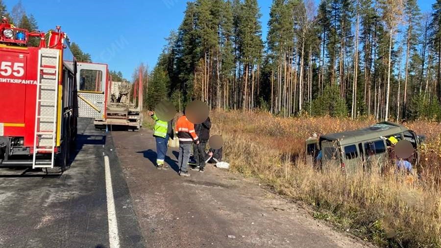 Восемь человек госпитализировали после ДТП с микроавтобусом в Карелии