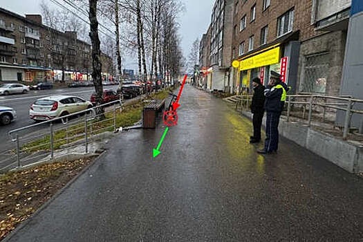 В Сыктывкаре мужчина на электровелоипеде сбил девочку с грудничком на руках