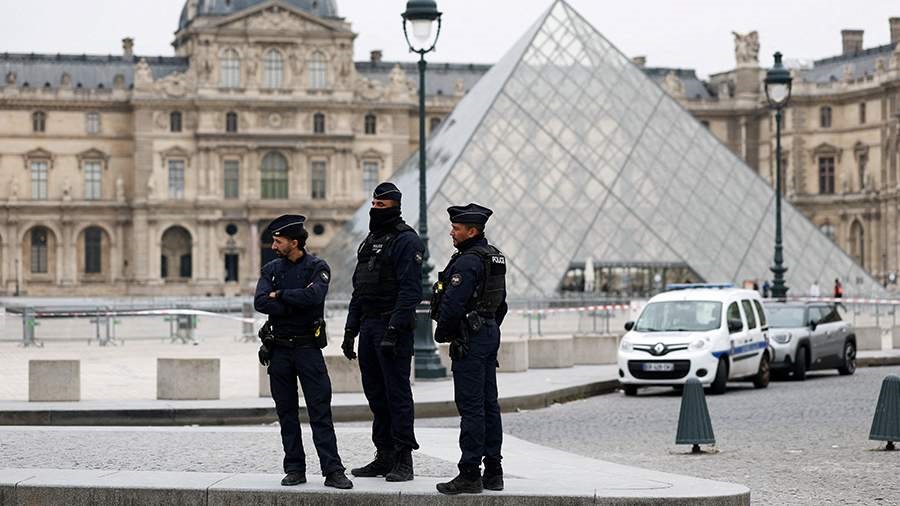 Министр культуры Франции сообщила об ограблении в Лувре