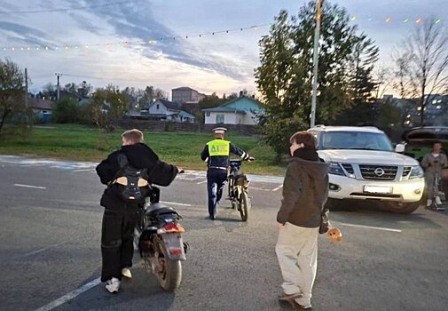 Родителей подростков-мопедистов в Артеме наказали за езду детей без прав