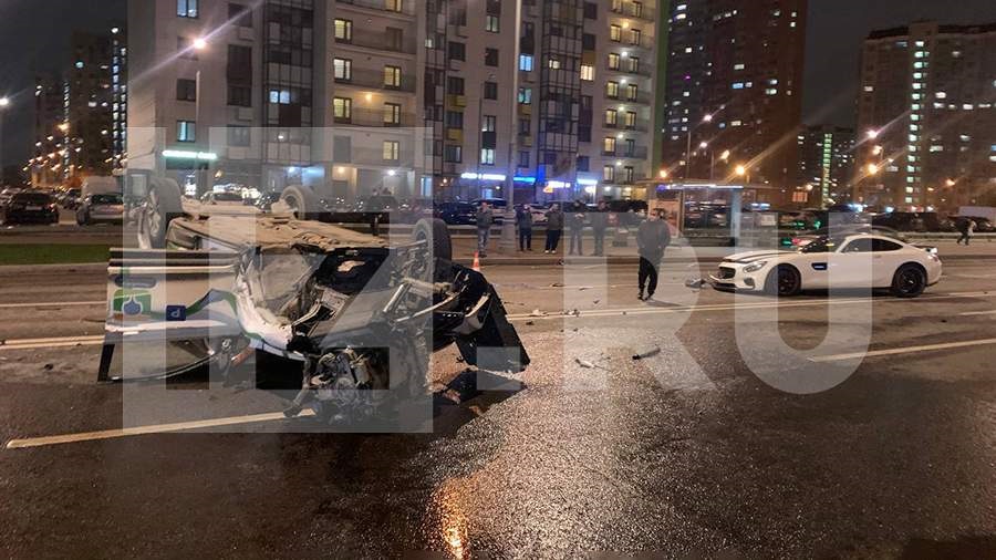 В Москве при столкновении Mercedes и автомобиля каршеринга пострадал человек
