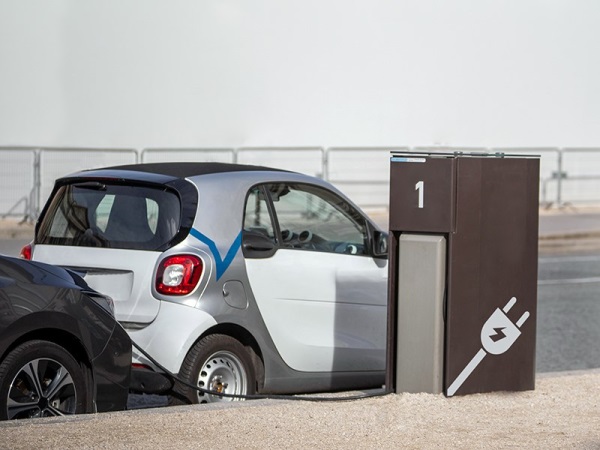 Москвичи стали реже парковать свои автомобили с ДВС на зарядных станциях для электрокаров