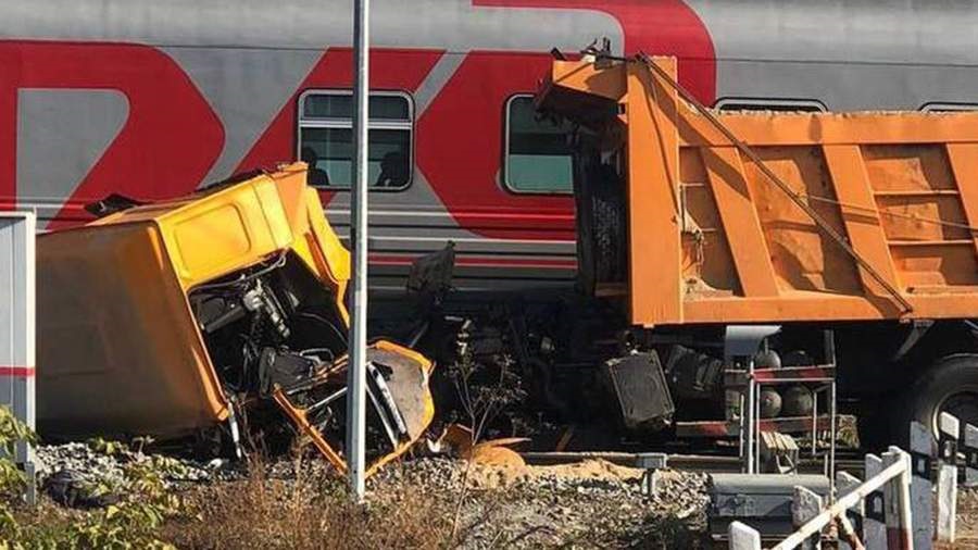 В Татарстане пассажирский поезд столкнулся с грузовиком на переезде