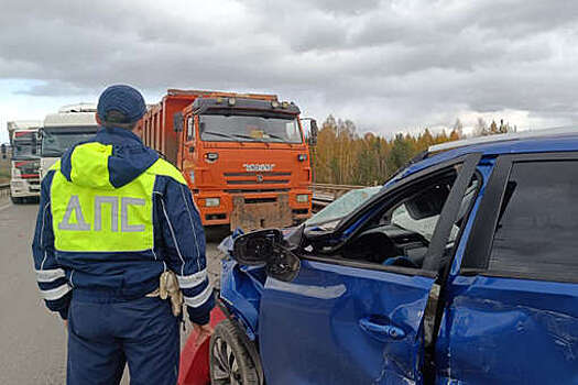 Массовое ДТП с грузовиками привело к пробке в 17 км у Екатеринбурга