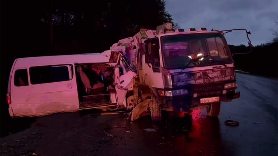 Три человека погибли при столкновении грузовика с микроавтобусом на Сахалине