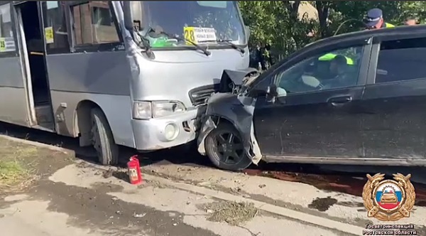 Пострадали 4 человека: в Таганроге легковушка влетела в маршрутку