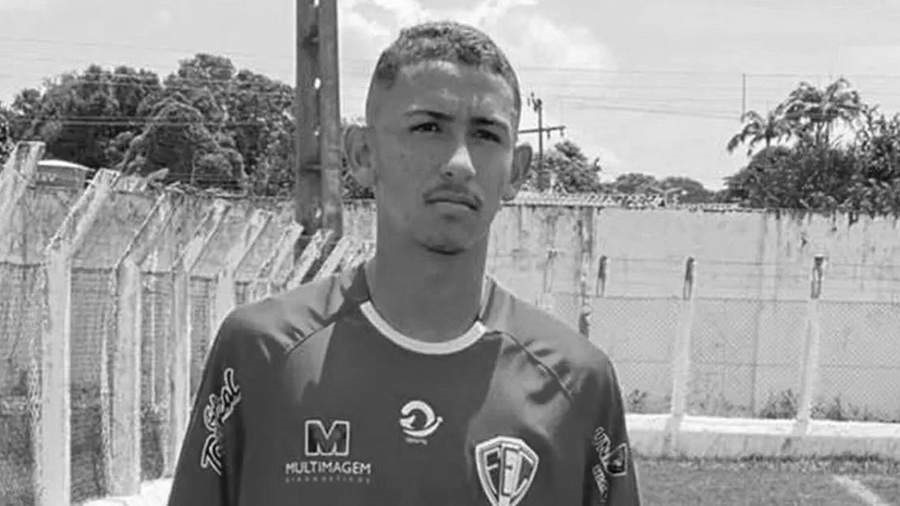 В Бразилии 20-летний футболист погиб после столкновения мотоцикла с коровой