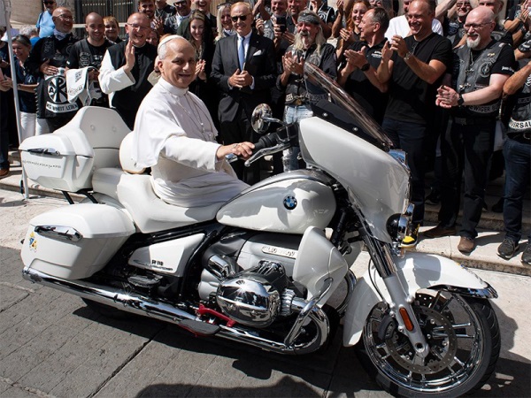 Мотоцикл BMW с автографом Папы Льва XIV продадут на аукционе