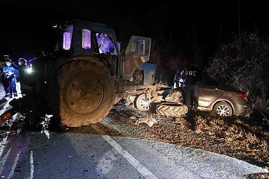 Семья с 4-летним ребенком погибла в ДТП с трактором на свердловской трассе