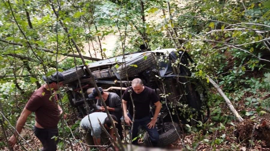 Человек погиб при съезде с дороги туристического автобуса в горах Абхазии