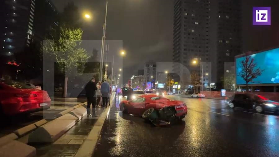В центре Москвы разбился красный Ferrari
