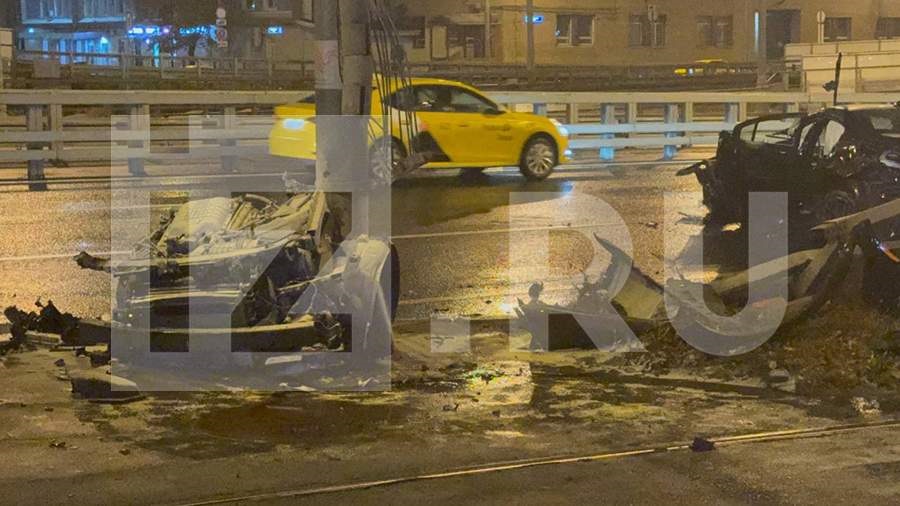 Иномарка влетела в столб на шоссе Энтузиастов в Москве
