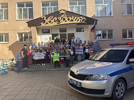 Оренбургские дошколята осваивают дорожные правила вместе с инспектором ГИБДД