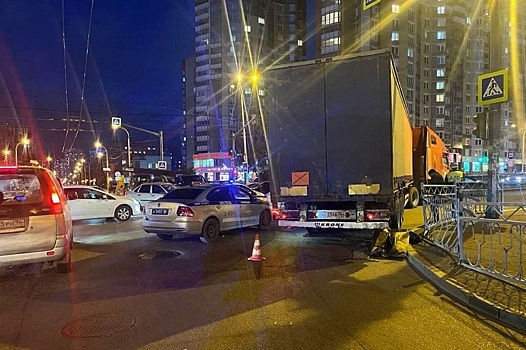 В Екатеринбурге фура задавила женщину на тротуаре