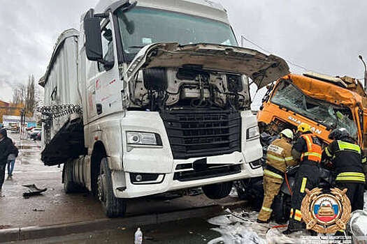 В Уфе китайский грузовик с отказавшими тормозами устроил массовое ДТП с 11 авто