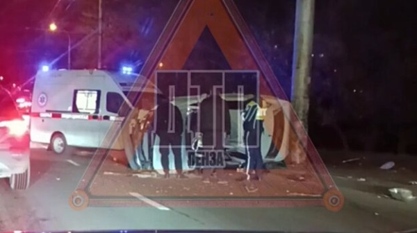 На улице Чехова в Пензе опрокинулся Volkswagen