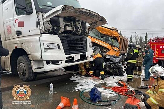 В Уфе произошло крупное ДТП с участием большегруза и 10 машин, приведшее к гибели людей