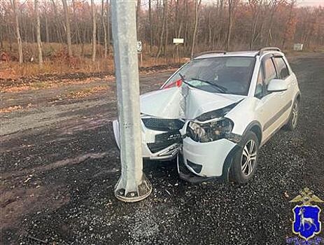 В Самаре автомобиль Suzuki врезался в столб, пострадали женщина и ребенок