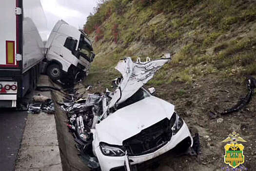 На Кубани легковой автомобиль врезался в большегруз, четыре человека погибли