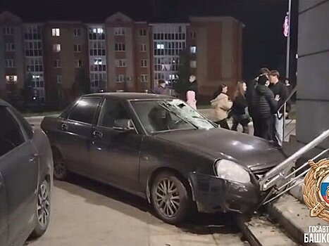 Водитель в Башкирии насмерть сбил на переходе женщину и врезался в магазин